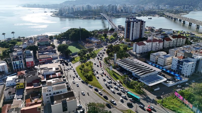 Acesso à Ponte Hercílio Luz Imagem aérea da capital