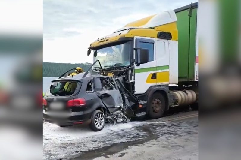 Acidente O motorista do carro morreu no grave acidente na manhã desta terça-feira (6) na BR-282