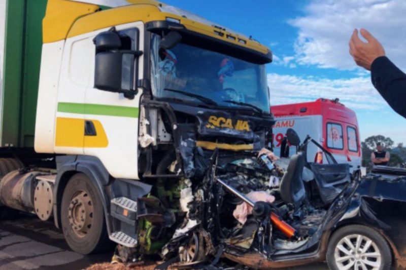 Acidente O motorista do carro morreu no grave acidente na manhã desta terça-feira (6)