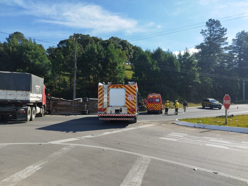 Colisão entre van e carreta deixa idosos feridos na BR-280 em SC Colisão entre van e carreta deixa idosos feridos na BR-280 em SC