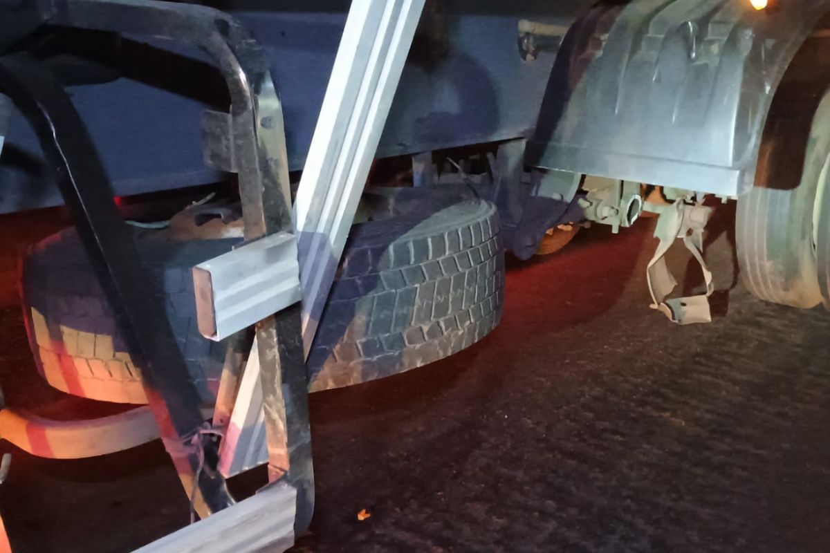 O primeiro acidente foi uma colisão entre um caminhão e uma Saveiro - Divulgação/Corpo de Bombeiros/ND