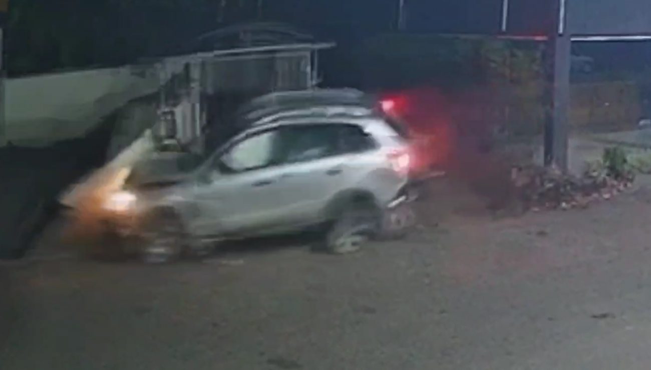 Momento que carro colide contra muro Dupla bêbada é presa em Jaraguá do Sul