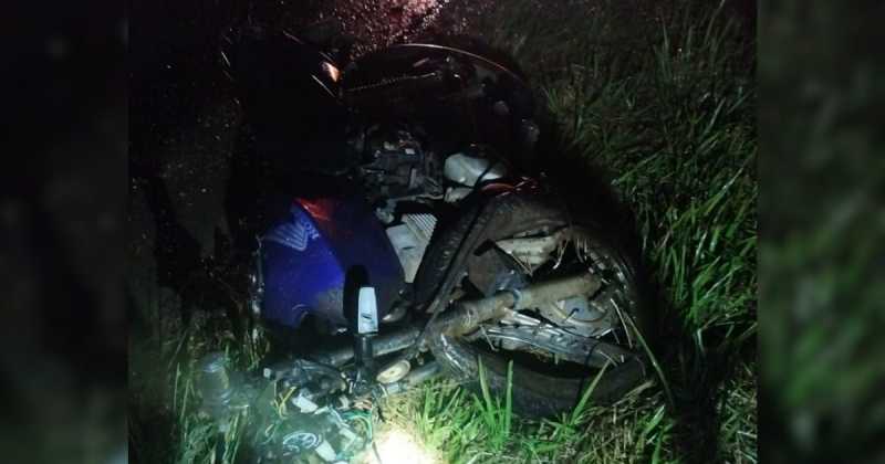 Colisão frontal na BR-470 Imagens de uma moto quebrada devido à colisão frontal na BR-470, para fazer referência ao assunto abordado na matéria