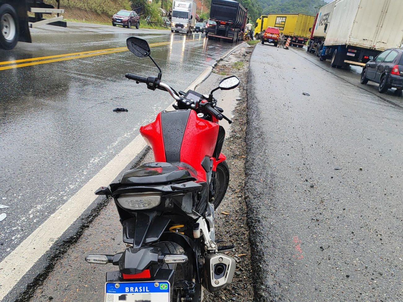 Acidente na BR-470 Acidente na BR-470: Motociclista cai em buraco e é arrastado por 30 metros em Gaspar
