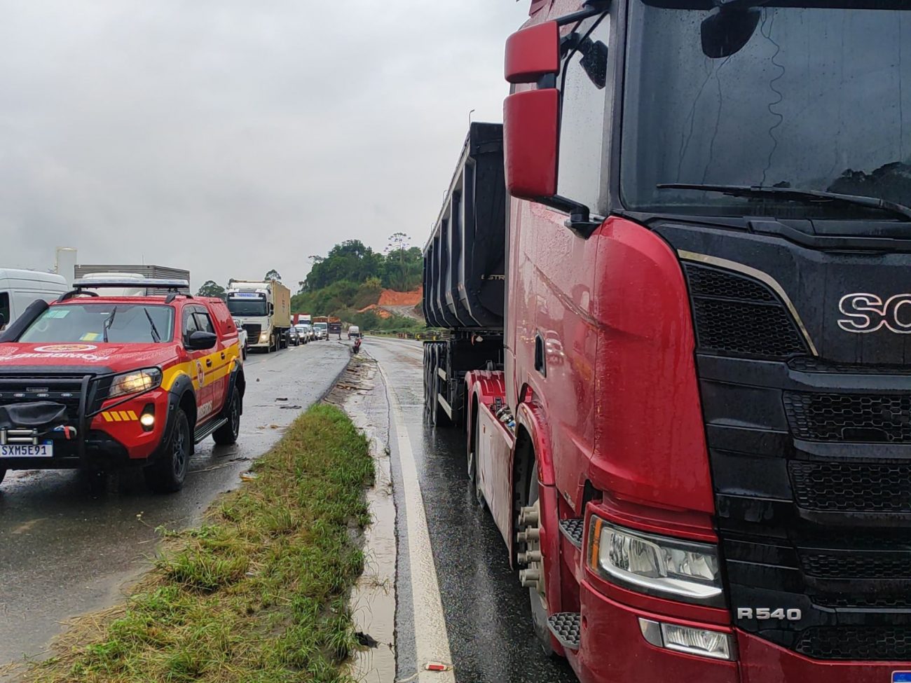 Acidente na BR-470 Acidente na BR-470: motociclista foi arrastado por caminhão