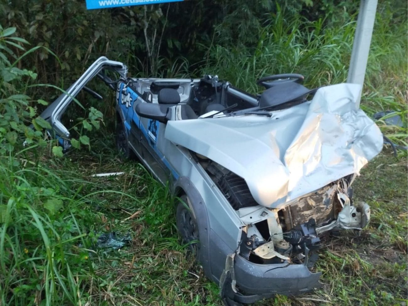 Acidente em Timbó que deixou carro destruído e homem preso às ferragens Acidente em Timbó que deixou carro destruído e homem preso às ferragens