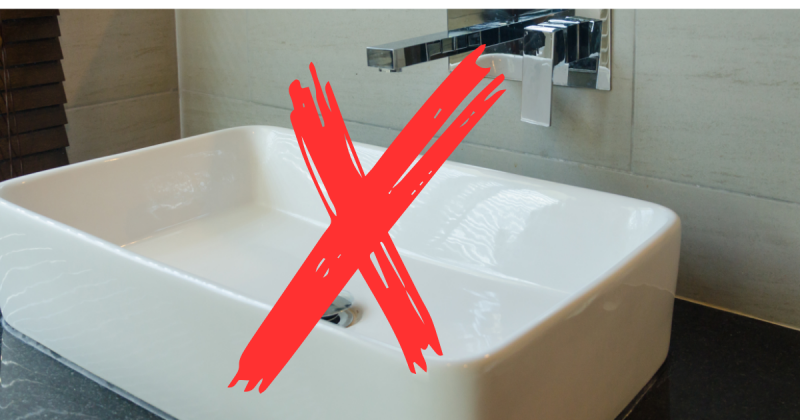 Adeus, pia de cerâmica Imagem de uma pia de cerâmica em um banheiro com um x na frente, para mostrar o novo material que é a nova moda do design