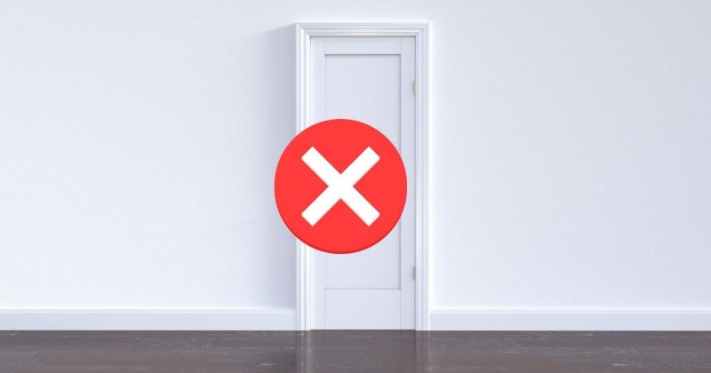 Porta branca com um "x" vermelho Imagem de uma porta branca com um ícone "x" vermelho na frente para ilustrar matéria sobre adeus às portas brancas
