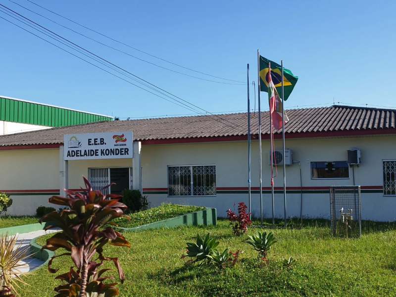 Adolescente esfaqueado Adolescente esfaqueado por colega fica ferido após discussão em escola de SC