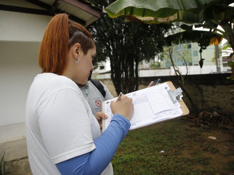 Equipe de endemia de Blumenau A imagem mostra uma funcionária da prefeitura de Blumenau na casa de um morador da cidade explicando sobre a dengue.