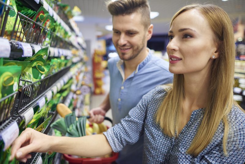 Casal Casal fazendo compras