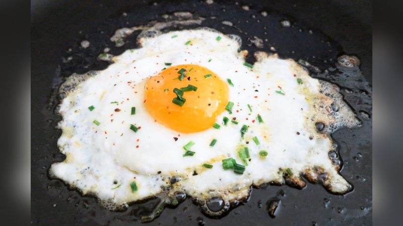Alimentos que não combinam com ovo Imagem de ovo frito com condimentos por cima alimentos que não combinam com ovo