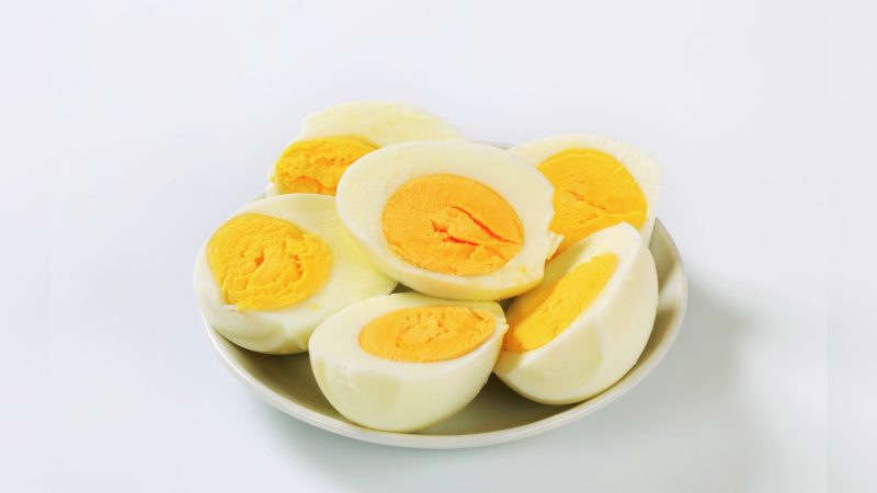 Imagem de ovos dentro de pote branco