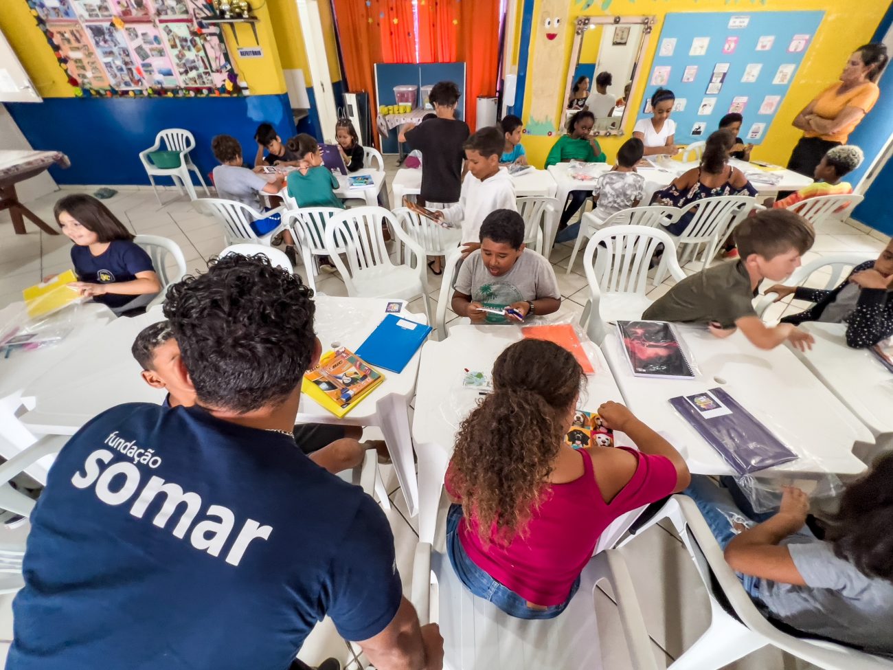 Voluntários da Fundação Somar, em Florianópolis, realizam oficinas com foco na capacitação