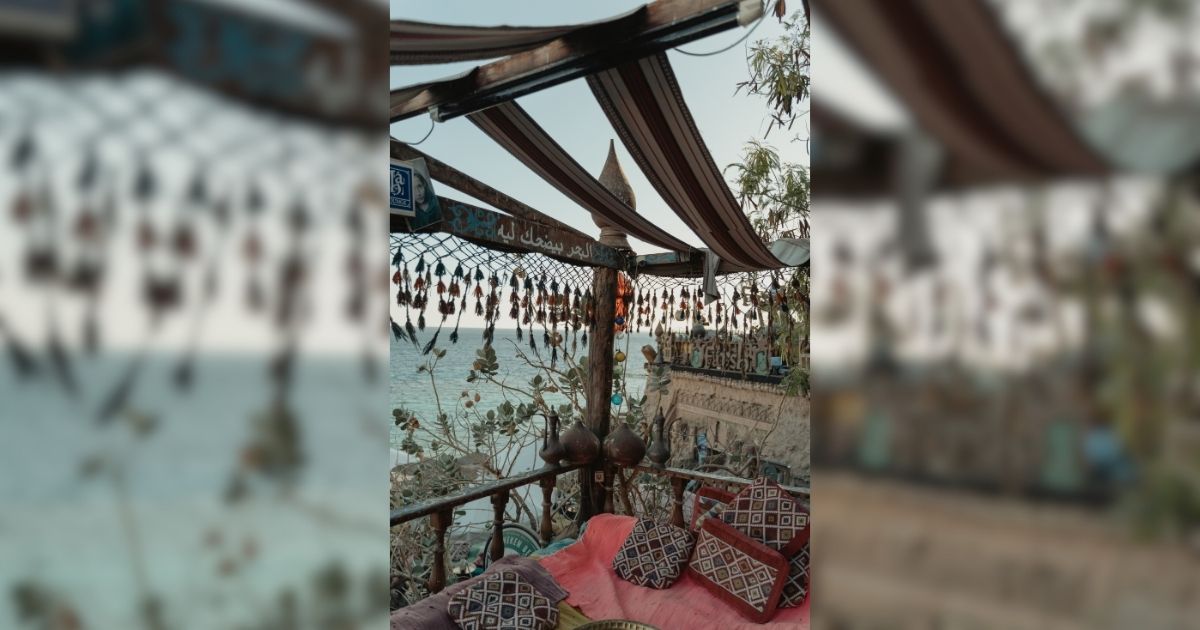 Imagem de um espaço relaxante e tranquilo, com cobertores e almofadas, para mostrar com esses objetos trazem tranquilidade ao ambiente 