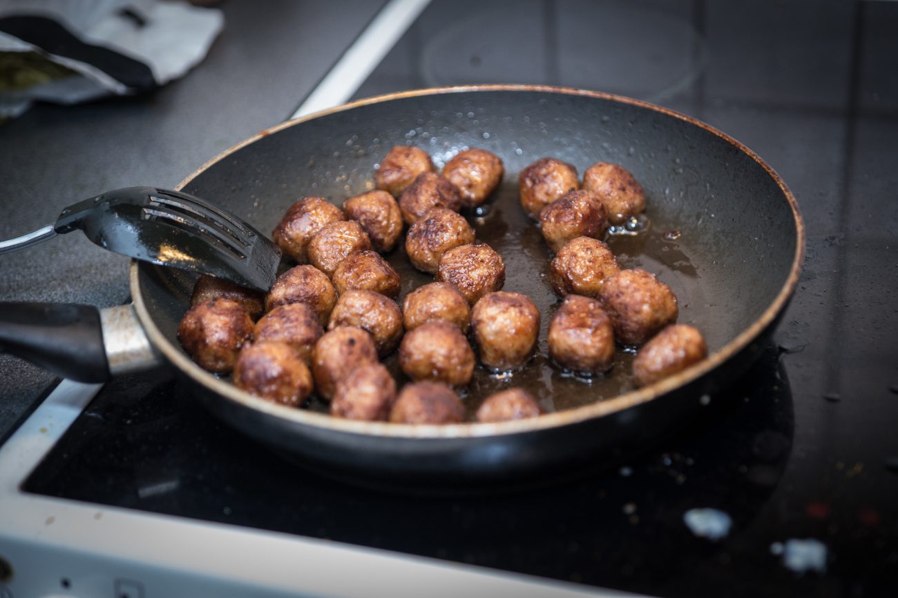 Almôndegas sendo fritas no óleo na frigideira e cheiro de fritura