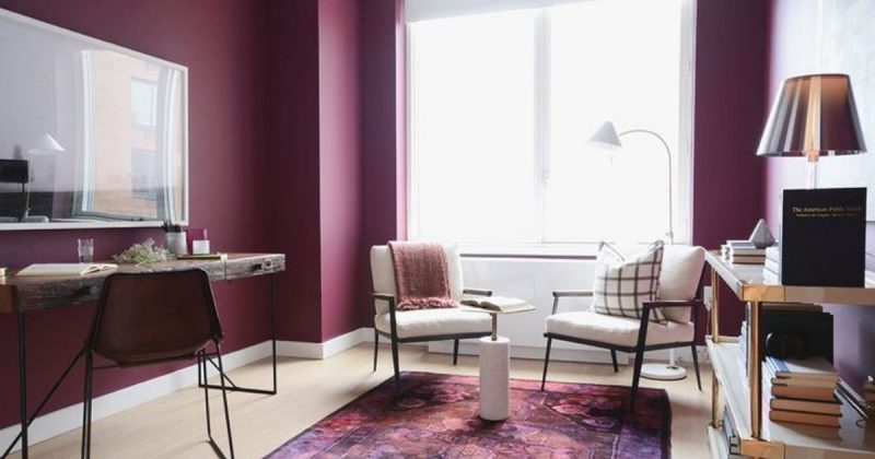 Imagem de uma sala com a cor lavanda, para mostra coo uma cor chamativa pode valorizar a casa 