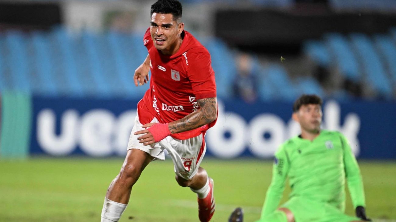 Luis Ramos comemorando seu gol no jogo do turno, onde o América de Cali venceu o Racing de Montevideo por 3 a 1