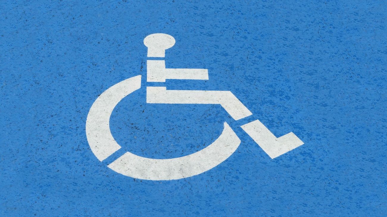 O símbolo de acessibilidade utilizado em placas de sinalização O símbolo de acessibilidade utilizado em placas de sinalização