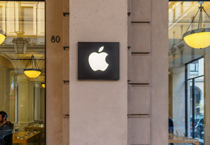 Logo da Apple em uma coluna de prédio 