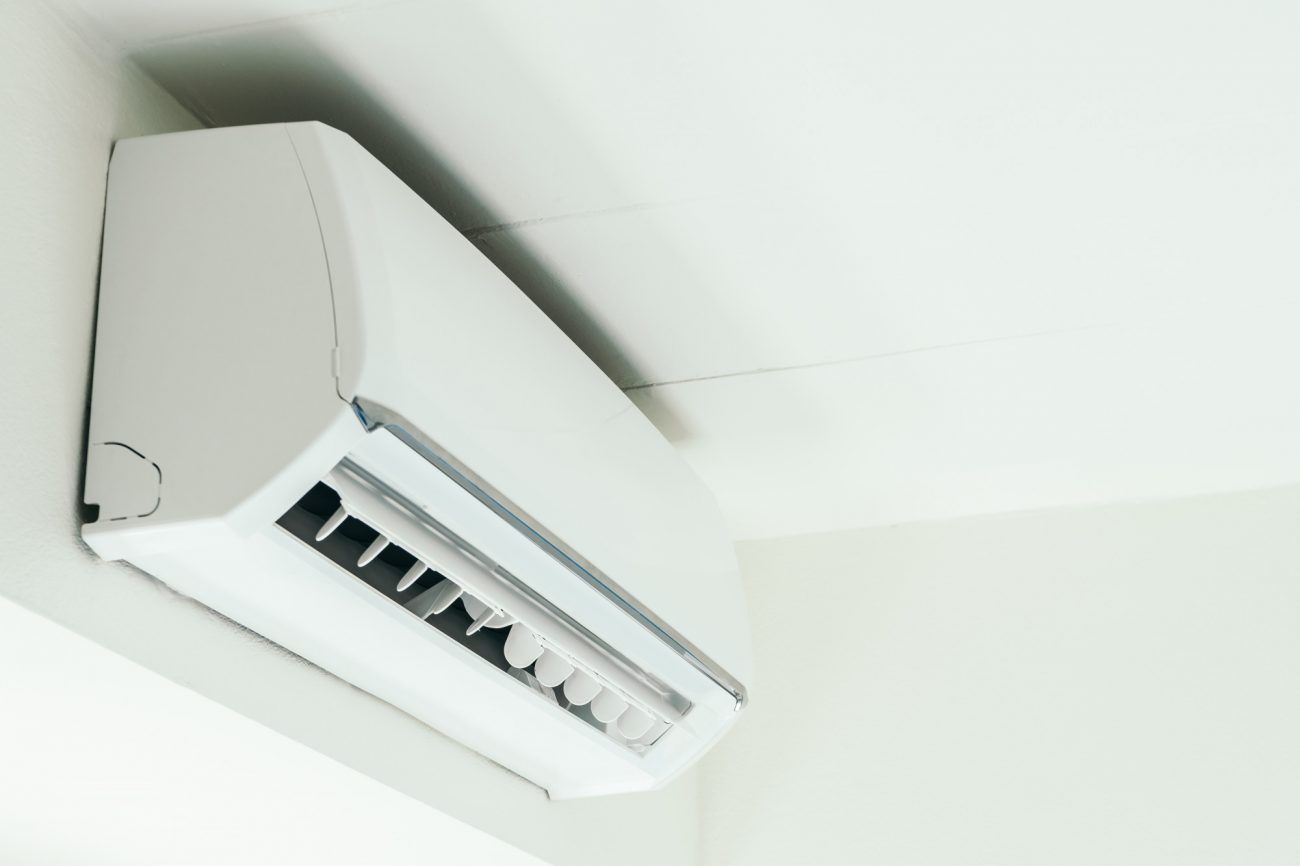 na foto aparece um equipamento no teto para aquecer a casa com ar-condicionado na foto aparece um equipamento no teto para aquecer a casa com ar-condicionado