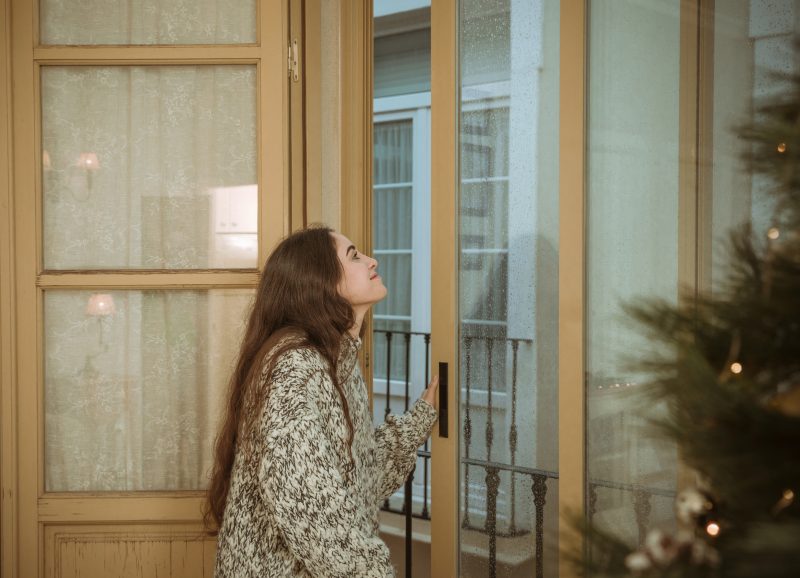 Janela aberta Mulher em frente a uma janela aberta