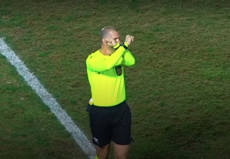 Árbitro do jogo acionou o protocolo antirracista, mas jogador do América-MG permaneceu em campo