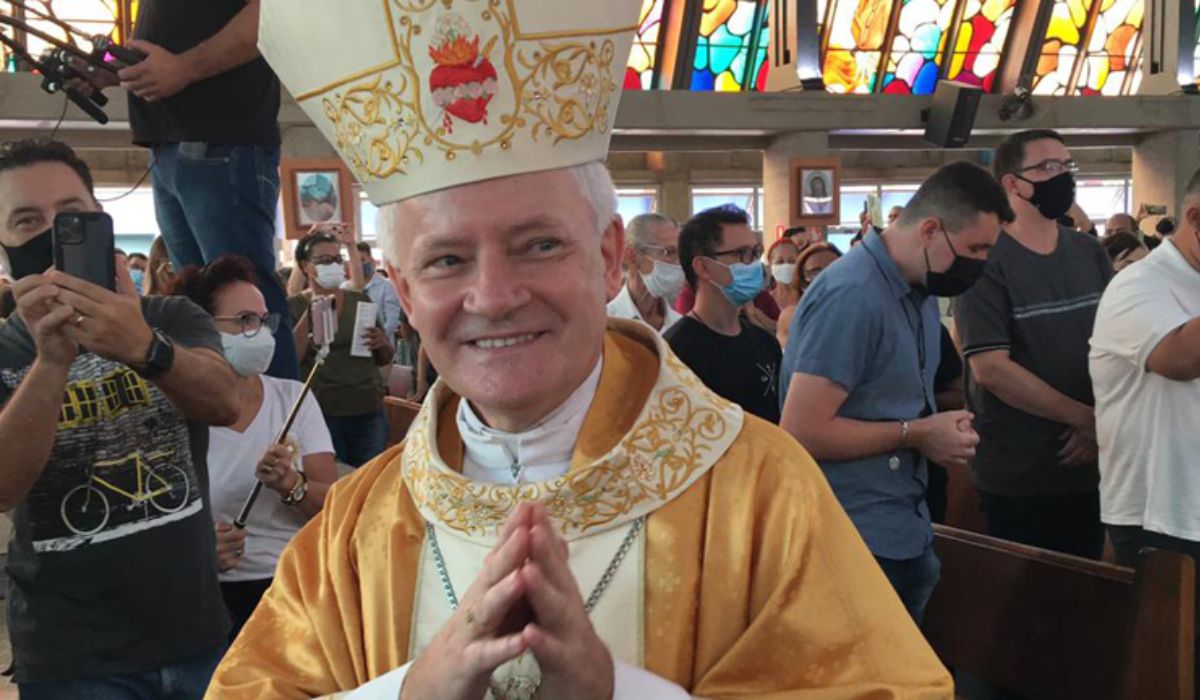 Bispo Dom Vilar Bispo Dom Vilar com mãos juntas