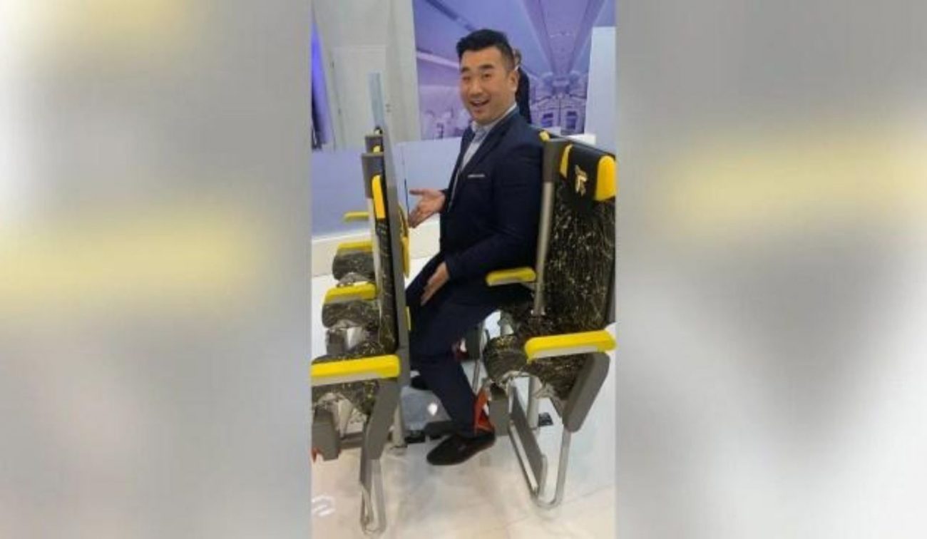 homem testando assentos de avião homem mostrando como funcionam os assentos de avião para viajar em pé