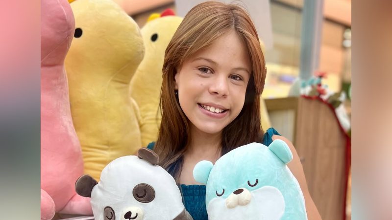 Atriz mirim Millena Brandão Imagem de atriz mirim Millena Brandão abraçando ursos de pelúcia