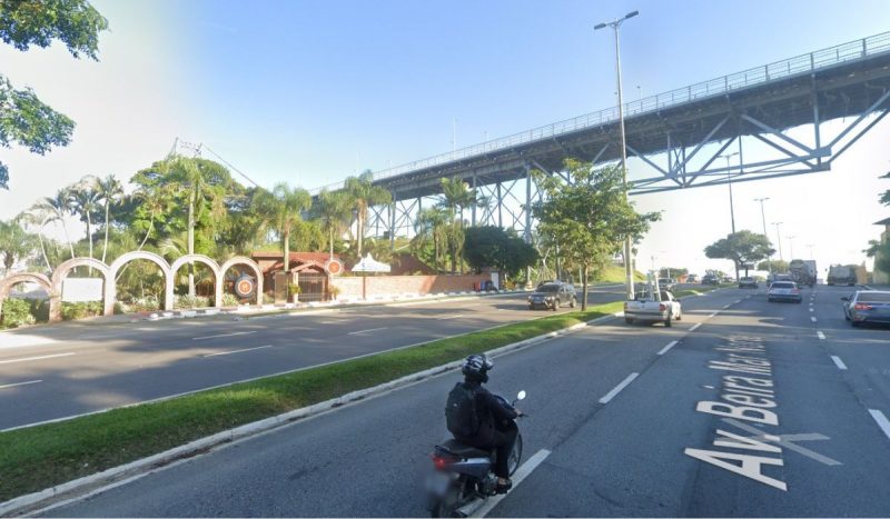 Mulher morre atropelada embaixo da Ponte Hercílio Luz Mulher morre atropelada embaixo da Ponte Hercílio Luz, foto mostra rua onde ocorreu atropelamento