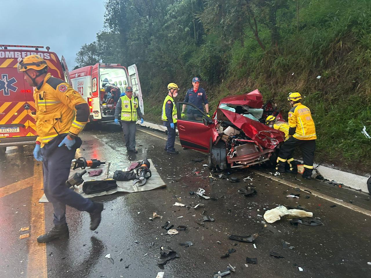Colisão frontal na BR-282 deixa dois mortos e um ferido em SC - Divulgação/Corpo de Bombeiros/ND