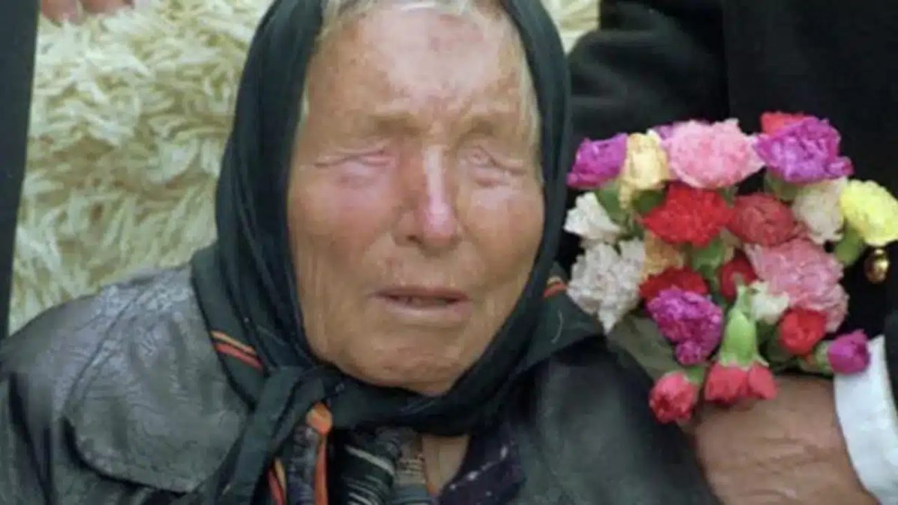 Baba Vanga Imagem ilustrativa da vidente Baba Vanga com flores por trás
