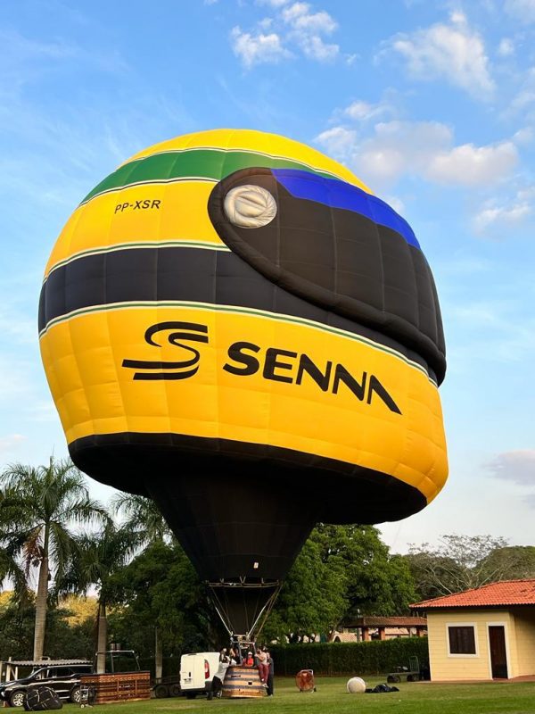 Balão Ayrton Senna Imagem mostra balão em formato do capacete de Ayrton Senna