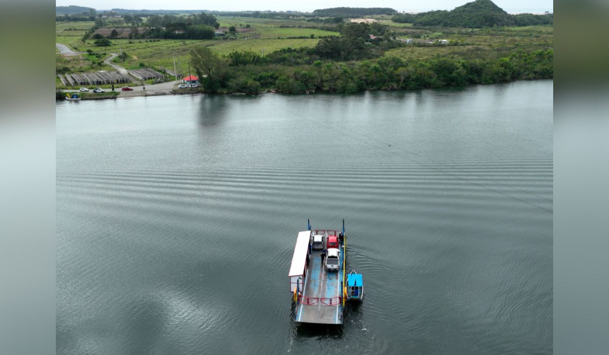 balsa Balsa no rio Araranguá com dois carros