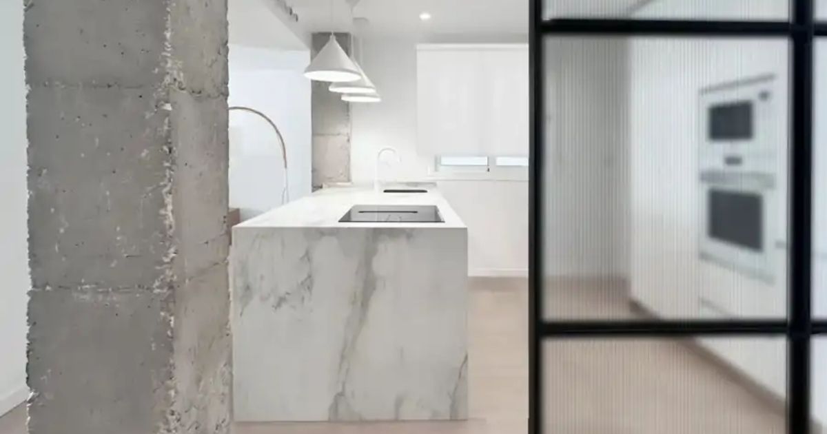 Bancada de porcelanato na cozinha