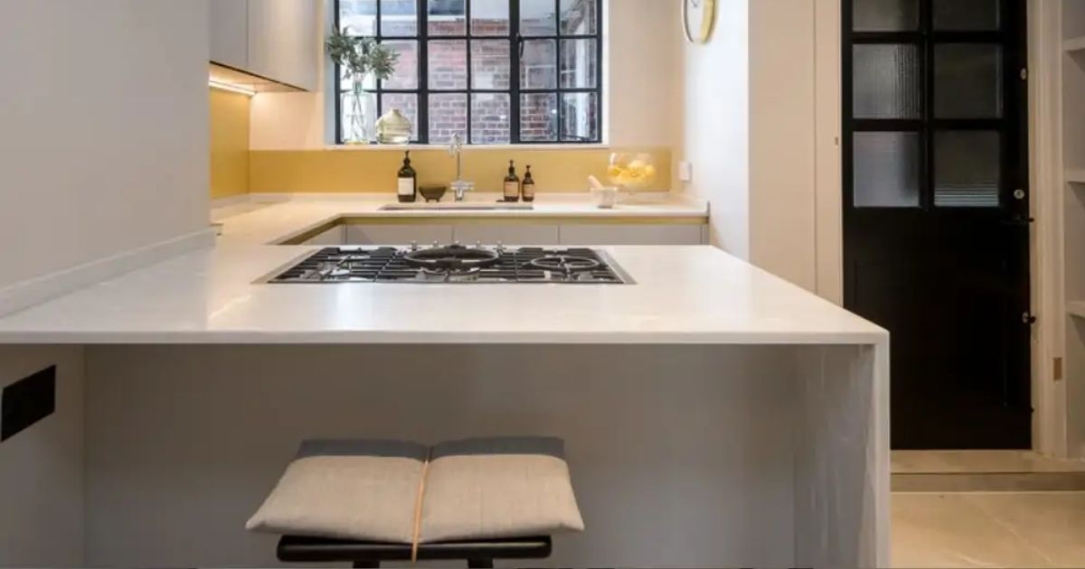 Cozinha com bancada de mármore