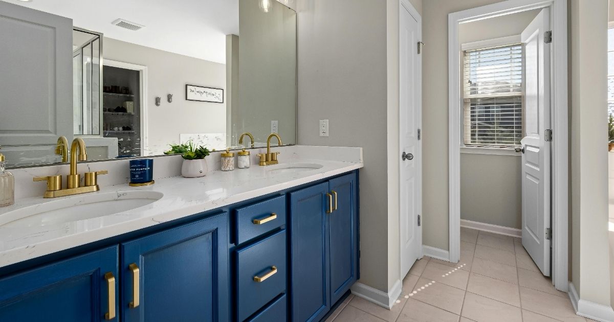 Imagem de um banheiro com o móvel azul, para mostrar como as cores deixam o ambiente mais bonito e moderno 