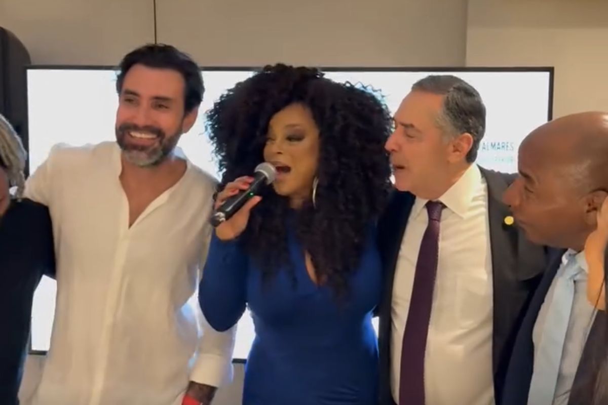 Diego Barreto, CEO do Ifood, com cantora Paula Lima e ministro Barroso cantando juntos