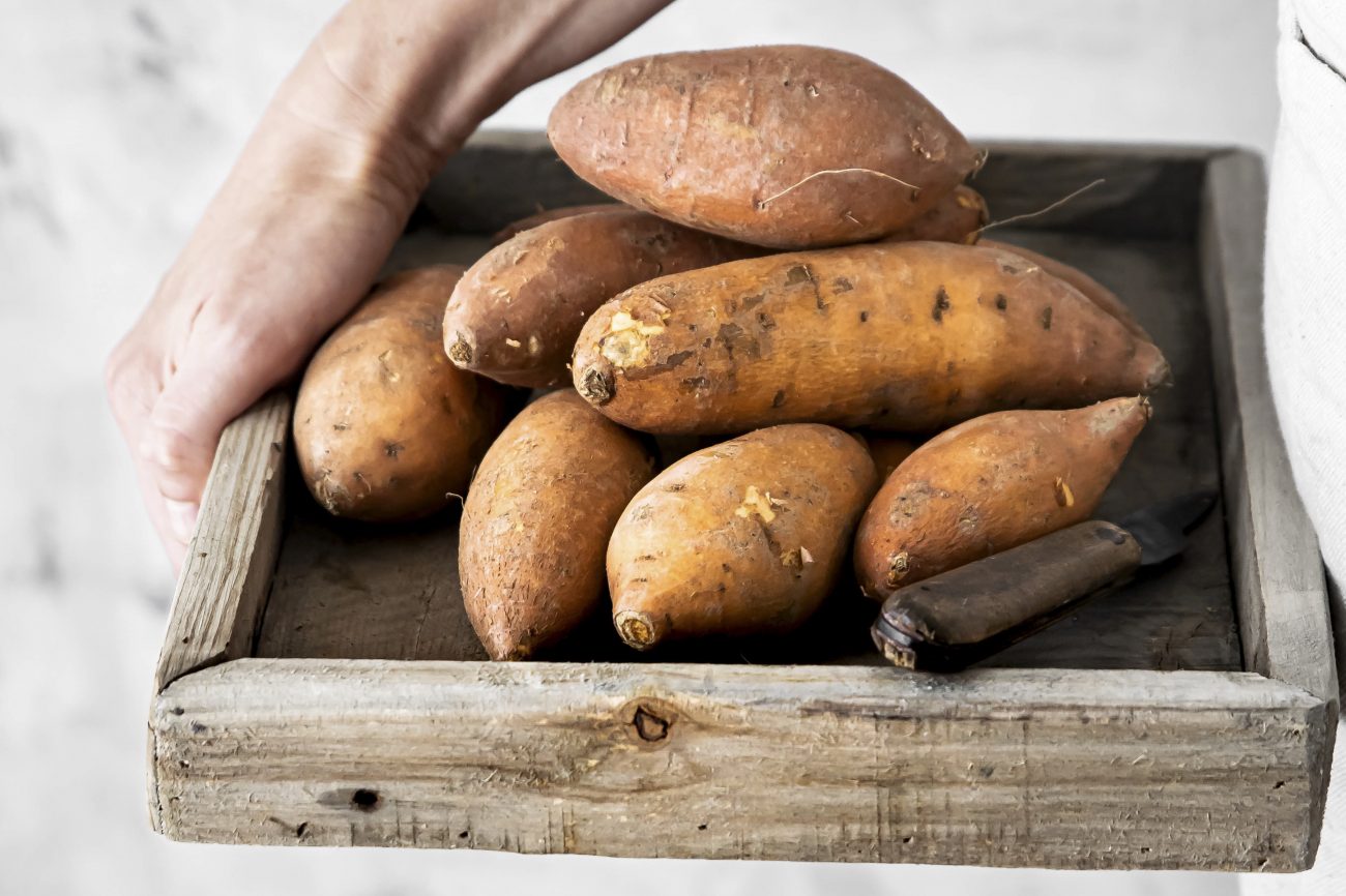 Batatas-doce Batatas-doce em uma caixa de madeira