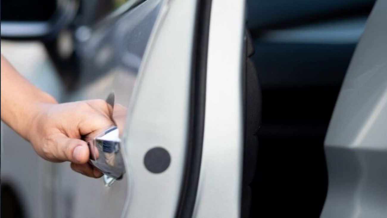 na foto aparece uma pessoa que tenta bater as portas do carro com força na foto aparece uma pessoa que tenta bater as portas do carro com força