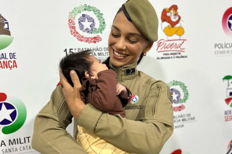 Bebê engasgado foi salvo Bebê engasgado foi salvo por uma policial militar em Caçador