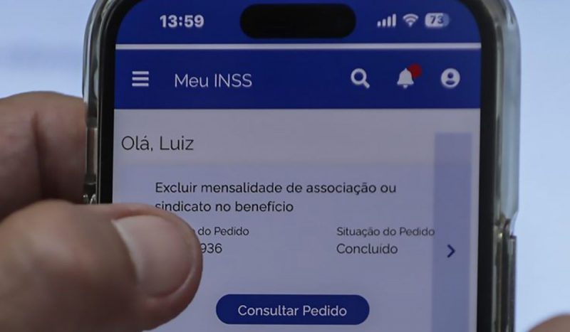 Celular com o aplicativo do INSS Solicitação de devolução de descontos indevidos do INSS começam nesta quarta-feira (14)