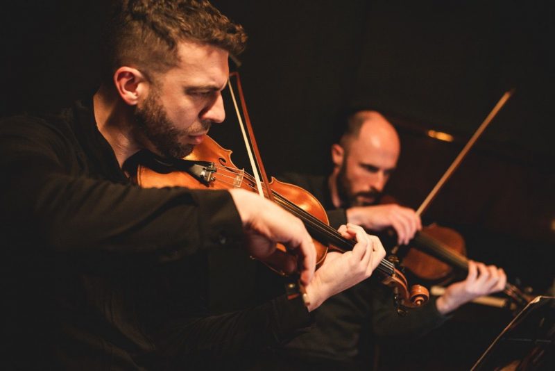 espetáculo Beethoven: A Revolução Musical Imagem mostra músicos apresentando o espetáculo Beethoven: A Revolução Musical