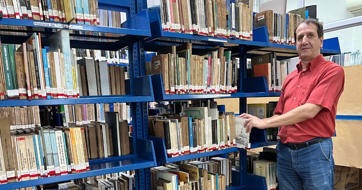 Quem &eacute; o funcion&aacute;rio mais antigo de biblioteca de SC e como seu trabalho ajuda pessoas cegas – Foto: Mariana Costa/ND