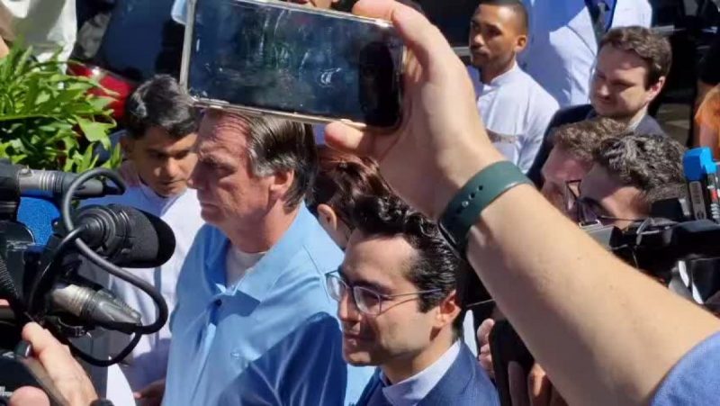 Jair Bolsonaro segue tratamento em casa