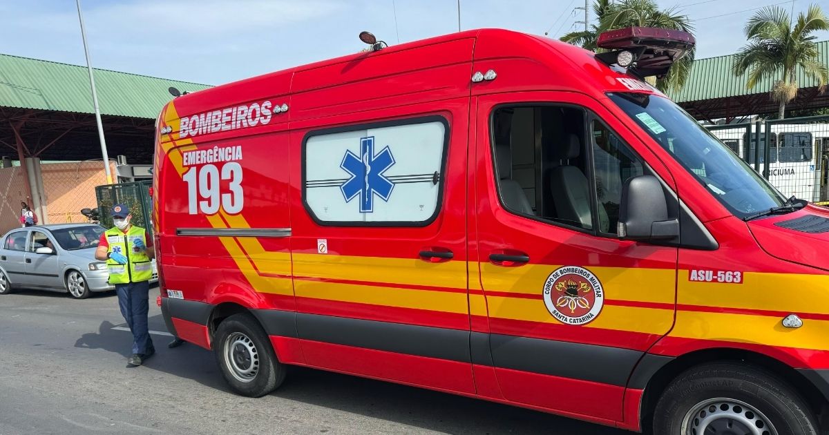 Imagem de uma ambulância e bomboneiros, para fazer referência ao fato das vítimas do acidente terem sido encaminhadas para o hospital 