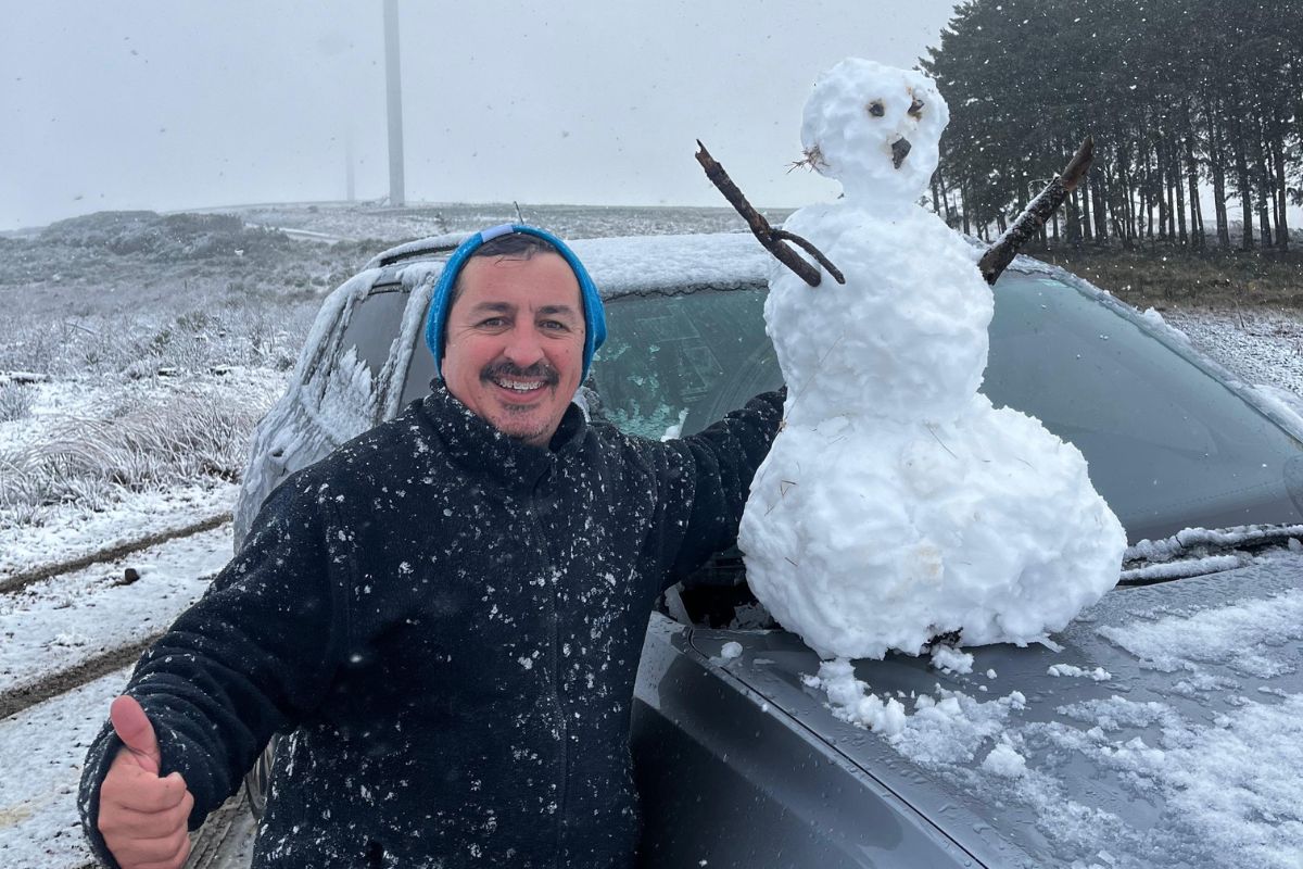 Morador cria boneco de neve em Bom Jardim da Serra