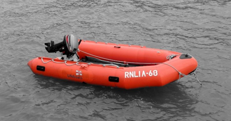 Bote-salva-vidas Imagem de um bote-salva-vidas em um mar, para fazer referência há um dos veículos que serão usados na simulação de evacuação