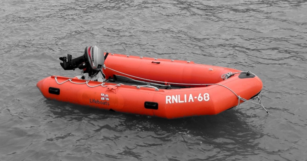 Bote salva-vidas ilustra resgate de afetados por chuvas na Argentina